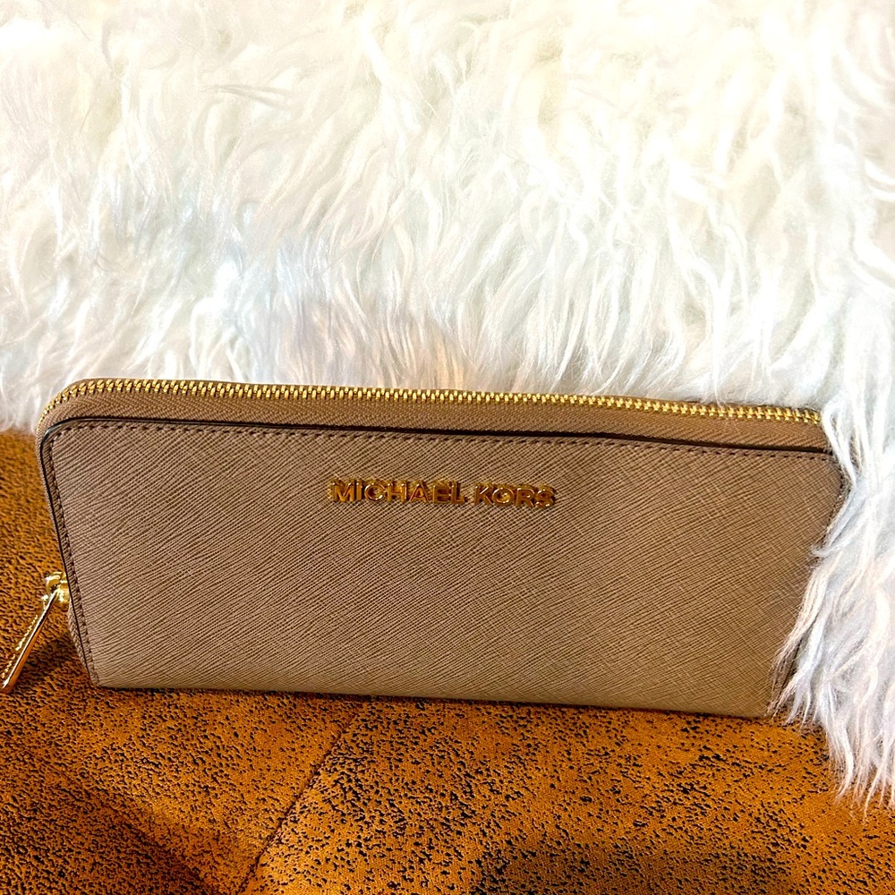 Michael Kors zipper wallet